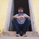 Multicultural, cotiano lança livro de poesias