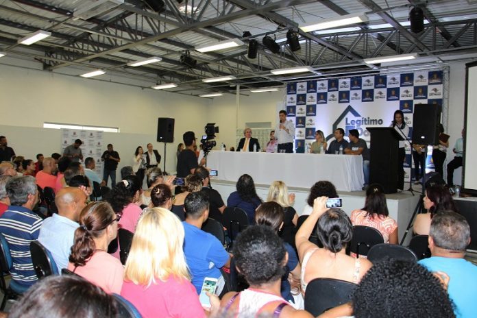 Em-CarapicuÝba-Programa-LegÝtimo-Dono-entrega-cerca-de-140-tÝtulos-de-posse-3-696x464