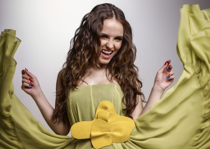 LarissaManoela por Jairo Goldflus