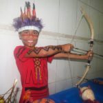 Garoto de 10 anos faz palestras sobre cultura indígena em escolas de Cotia e encanta os alunos