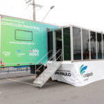 Carapicuíba recebe unidade móvel com curso de confecção industrial de costura
