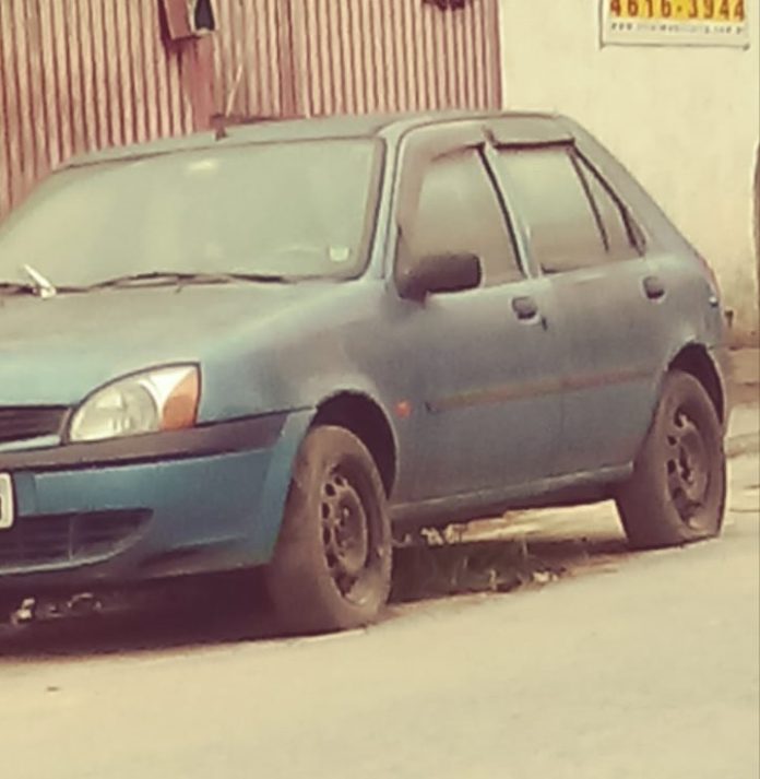 Carro abandonado