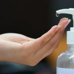 Yamá Cosméticos produz 5 toneladas de álcool em gel para doação