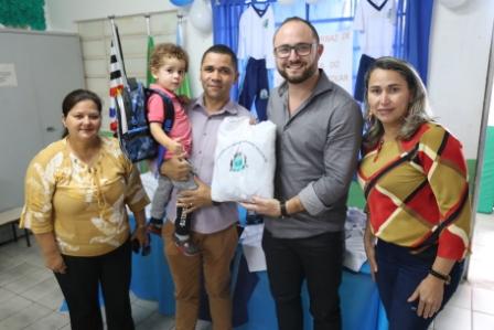 Vargem Grande Paulista entrega uniforme escolar para mais de 5 mil alunos