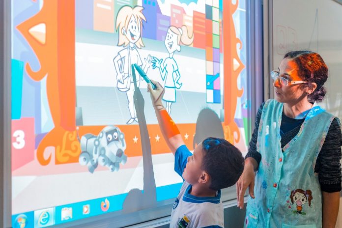 Cotia dobra o número de lousas digitais das escolas municipais