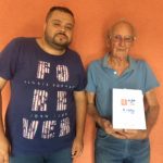 Contemplados pelo Projeto Além do Som recebem aparelhos auditivos em suas casas