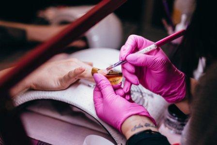 Grandes marcas de esmaltes se unem, pela primeira vez, em movimento para ajudar manicures em tempos de Covid-19