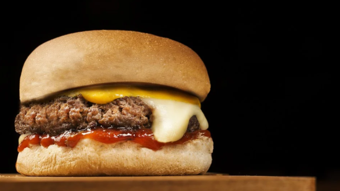 Dia do Hambúrguer: nutricionista dá dicas para incluir o lanche no cardápio