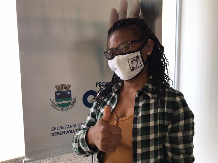 Moradores de Cotia recebem aparelhos auditivo do "Além do Som"
