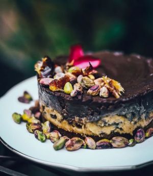 Programe-se para fazer esta deliciosa Torta de Pistache, Tahine, Tâmaras e Chocolate