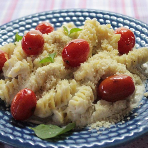 Receita vegana - Macarrão com molho branco e tomate confit finalizado com parmesão