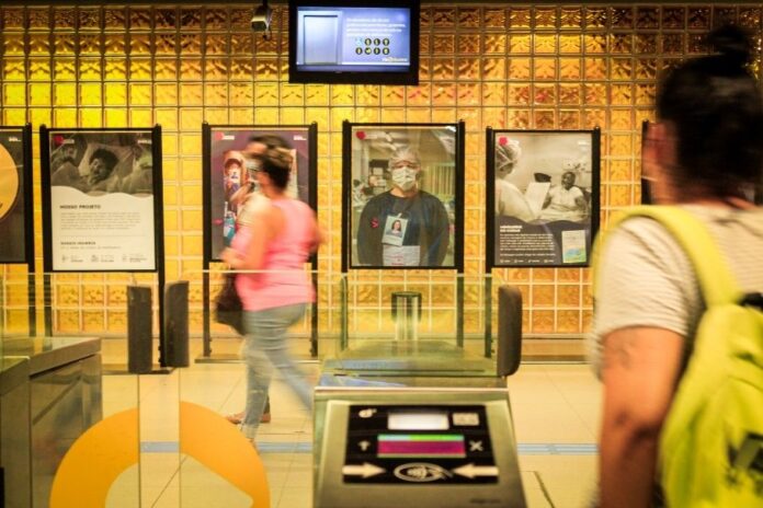 Linha 4-Amarela recebe exposição fotográfica sobre projeto que busca reduzir a solidão de pacientes isolados em tempos de pandemia