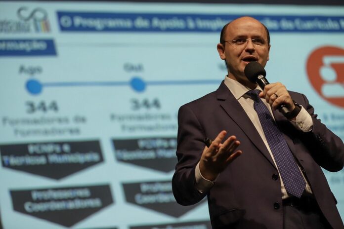 Secretário homologa deliberação do Conselho Estadual da Educação e determina 1/3 de aulas presenciais obrigatórias