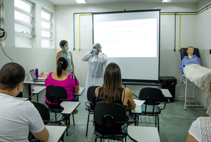 Carapicuíba realiza treinamento de 300 servidores para vacinação contra a Covid-19