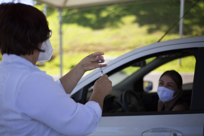 Saúde aplica 2ª dose da vacina contra Covid-19 em ação exclusiva para trabalhadores de saúde e idosos acima de 90 anos