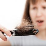 Queda de cabelo pode piorar no inverno, veja como reverter este quadro