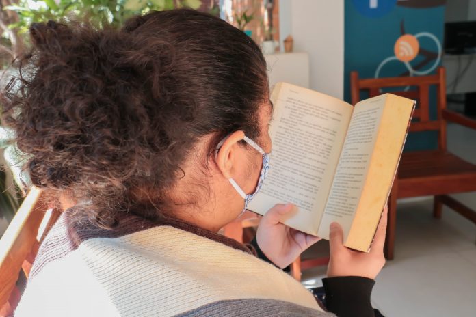 Clube de leitura em Carapicuíba recebe inscrições com encontros semanais