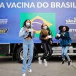 Governo vacina jovens e marca término de imunização dos adultos