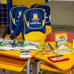 Carapicuíba entrega de uniforme e material escolar aos alunos rede municipal