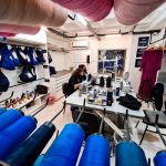 Customização e reutilização de peças de roupas antigas estão em alta