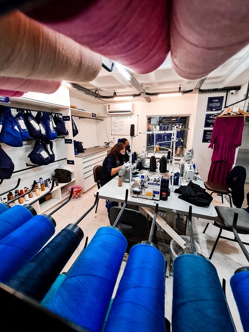 Customização e reutilização de peças de roupas antigas estão em alta