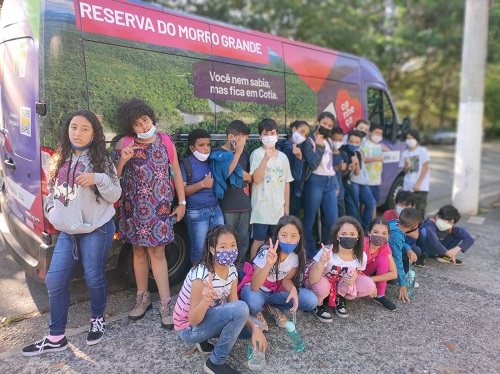 Por meio de uma parceria com o SESI, alunos de Cotia participam de aulas de robótica