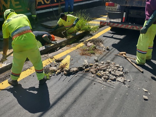 Cotia executa limpeza de córrego e de caixas de drenagem urbana