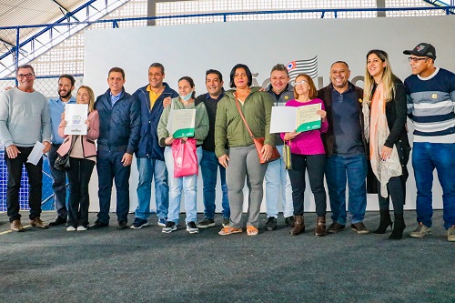 Carapicuíba entrega 224 títulos de propriedades