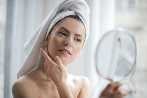 Queridinhos do skincare: vitamina C e ácido hialurônico