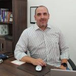 Olhar atento e carinhoso sobre a pessoa idosa na clínica Senes