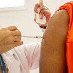 Carapicuíba inicia aplicação da 4ª dose da vacina contra covid-19 para pessoas com 25 anos ou mais