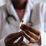 Cotia libera a 2ª dose adicional da vacina de Covid-19 para pessoas com 18+