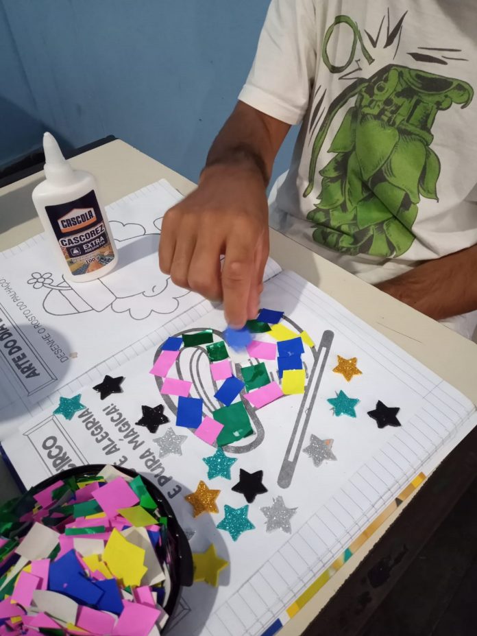 Atividades artísticas com cola Cascola_APAE Cotia