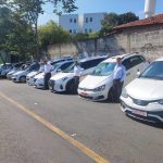 Taxistas recebem selo que atesta regularidade de funcionamento em Cotia