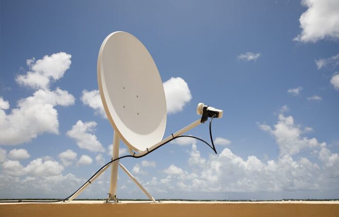 parabolica-antena-tvro-bandaku-credito-freepik