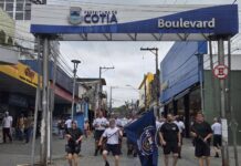 Recrutas da GCM em marcha pelas ruas de Cotia