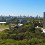 Feira de Profissões ocupa Praça do Relógio da USP com estandes das carreiras e atividades interativas